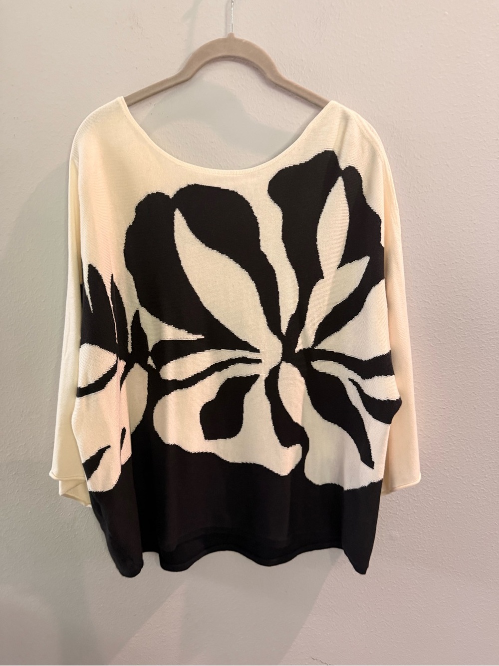 Tommy Bahama Tropical Hibiscus Women's Black & Cream Floral Pullover Sweater - Picture 2 of 4